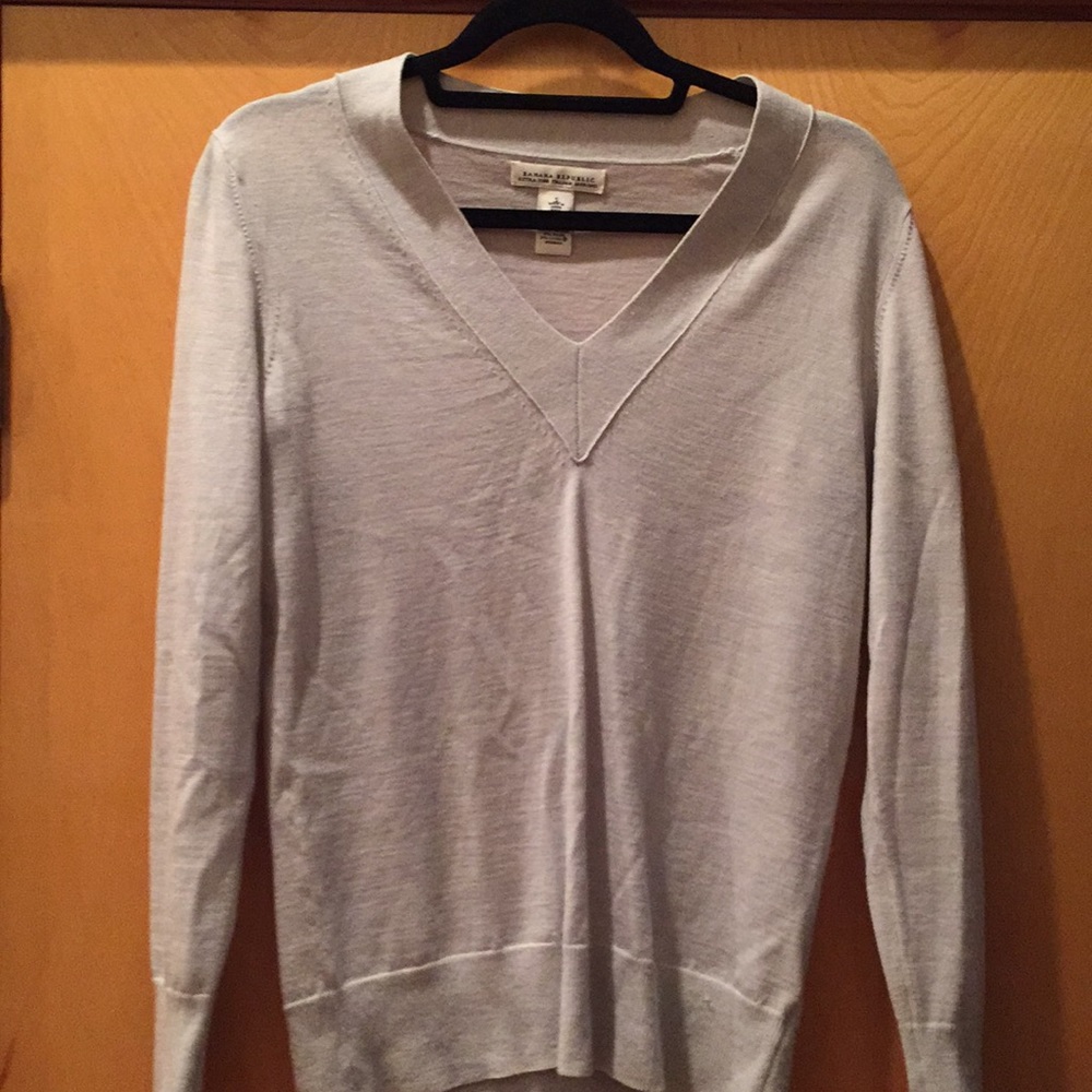 Light gray Banana Republic sweater.  Does not fit